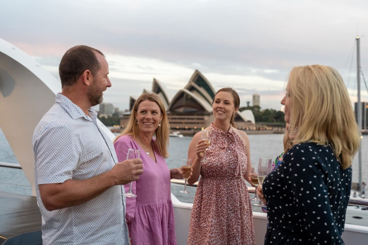 Crucero con almuerzo por la bahía de Sídney a bordo de Magistic Cruises desde Darling Harbour - imagen principal