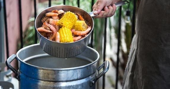 Experiencia culinaria y cabaret de Shrimp Boil - imagen principal